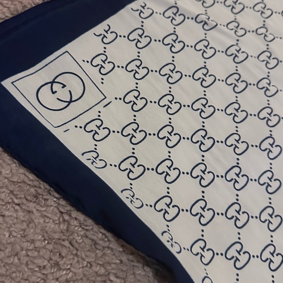 Vintage Gucci square silk scarf - Picture 2 of 2